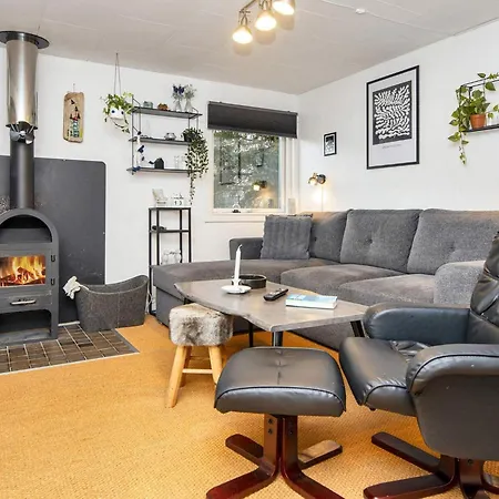 5 Person In Tarm-by Traum *