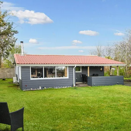 5 Person In Tarm-by Traum