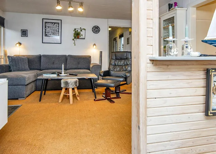 5 Person In Tarm-by Traum