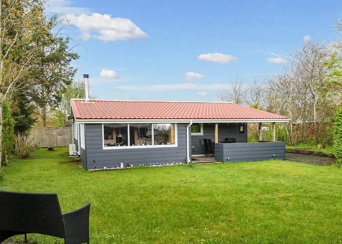 5 Person In Tarm-by Traum